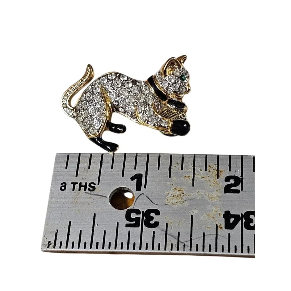 Vintage Rhinestone Cat Brooch Black Enamel Green Eye Kitty Pin Yarn Ball Gold - Picture 7 of 7